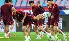 全力以赴！中国足球队奋力拼搏，夺冠的简单介绍