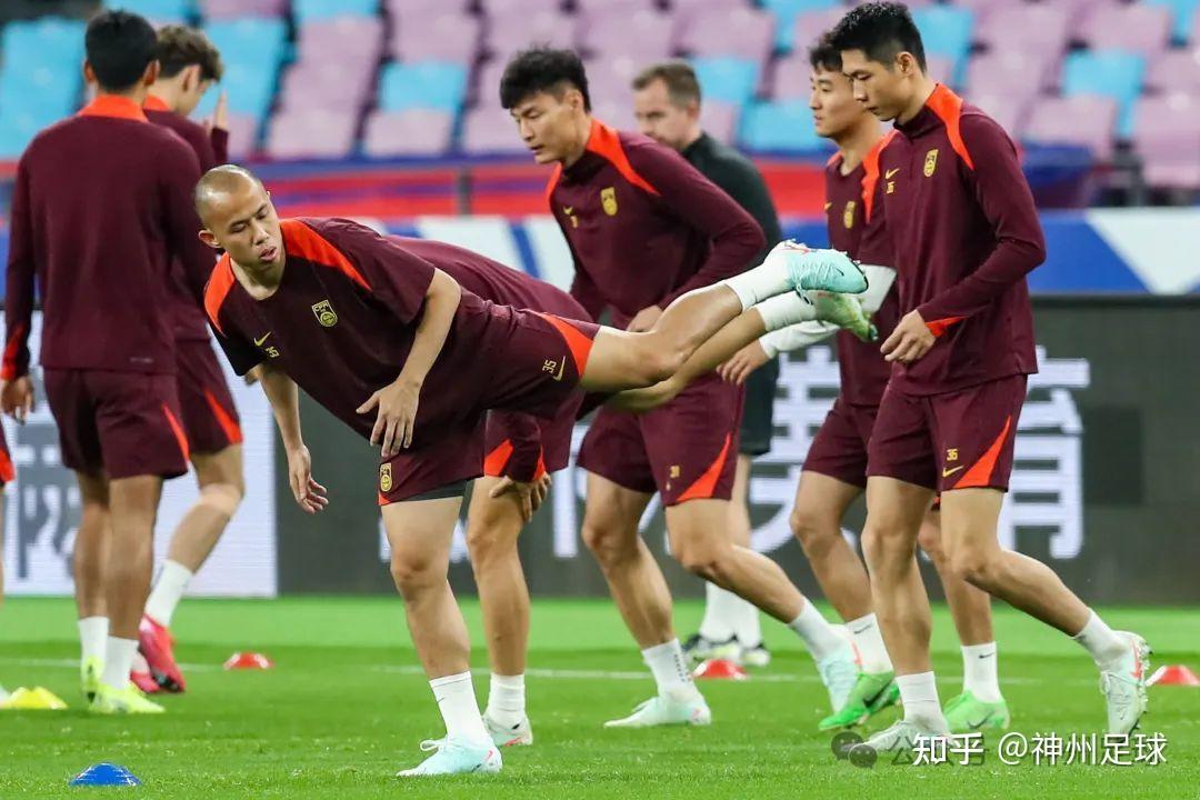 全力以赴！中国足球队奋力拼搏，夺冠的简单介绍